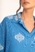 Blusa estilo polo com cava deslocada, manga curta linho bordado - Blusa Céu da Moorea na internet