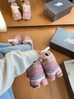 Imagem do 9060 Couro Rosa Barbie