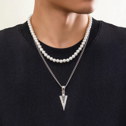 Collar urbano con cadena de perlas y dije plateado de acero