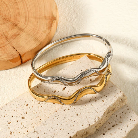 Pulsera metálica con curvas de diosa