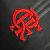 Logotipo bordado do Flamengo em vermelho sobre a camisa preta, destacando o design do uniforme torcedor.
