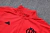 Detalhe do conjunto de treino masculino Flamengo 23/24 da Adidas, na cor vermelha, mostrando a gola e o zíper.