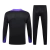 Conjunto de treino masculino Paris Saint-Germain 24/25, preto com detalhes em roxo, incluindo camiseta e calça.