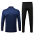 Conjunto de treino masculino azul da Umbro, composto por camiseta de manga longa e calça preta, visto de costas.