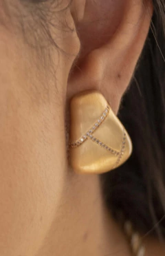 Brinco Acetinado Cravejado - comprar online