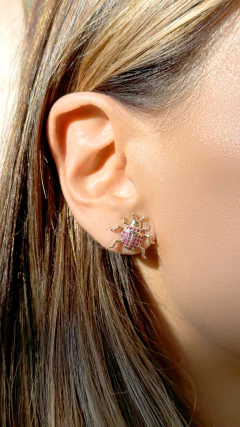 BRINCO ZIRCONIA VERMELHA BESOURO - comprar online