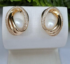 Brinco Cravejado com Pérola