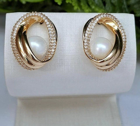 Brinco Cravejado com Pérola