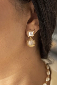 Brinco Pêndulo Pérola com Círculo Cravejado