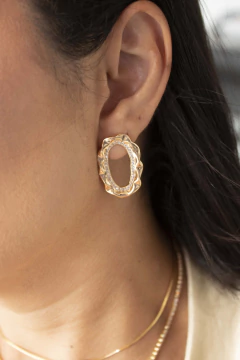 Brinco Vazado Amassado com Zircônias