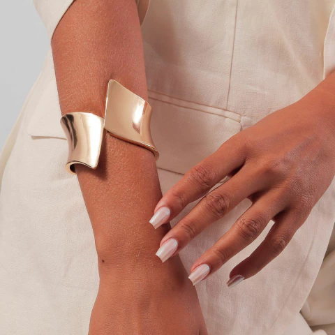 BRACELETE COM SUPERFÍCIE LISA E DESIGN MODERNO