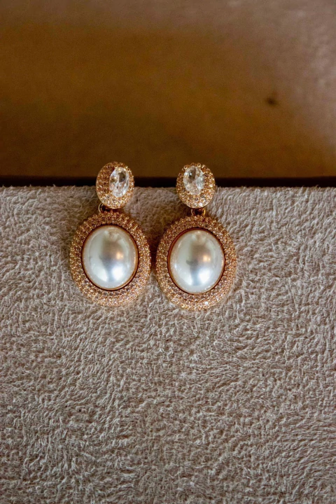 Brinco Cravejado com Pérolas