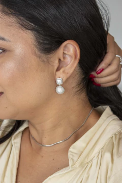 Brinco Pêndulo Pérola com Círculo Cravejado na internet