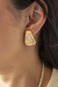 Brinco Acetinado Cravejado na internet