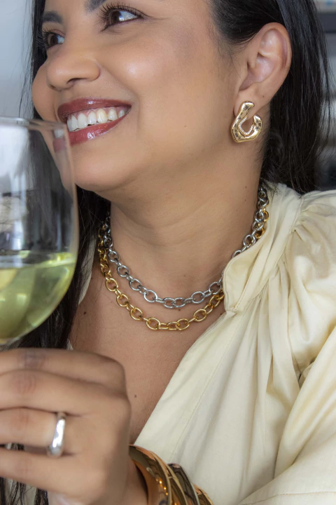 Brinco Orgânico Aberto com Detalhe Cravejado