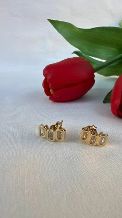 brinco três zirconias dourada - Babi joias e semijoias