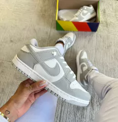 Dunk SB Branco/Cinza - comprar online
