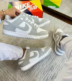 Dunk SB Branco/Cinza - Rosa Pitanga