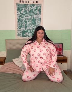 Imagen de Pijama corto musculosa corazones fondo rosa + pantuflas combinadas corazones fondo rosa