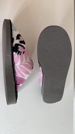 Imagen de PIJAMA KIMONO CEBRA RAYAS AMARILLAS + PANTUFLAS + CONJUNTO DE LENCERIA DE REGALO