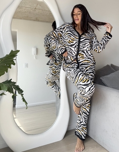 PIJAMA KIMONO CEBRA RAYAS AMARILLAS + PANTUFLAS + CONJUNTO DE LENCERIA DE REGALO - Clotilde