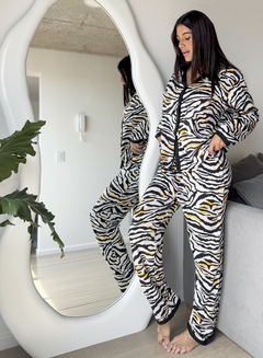 PIJAMA KIMONO CEBRA RAYAS AMARILLAS + PANTUFLAS + CONJUNTO DE LENCERIA DE REGALO en internet