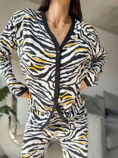 PIJAMA KIMONO CEBRA RAYAS AMARILLAS + PANTUFLAS + CONJUNTO DE LENCERIA DE REGALO