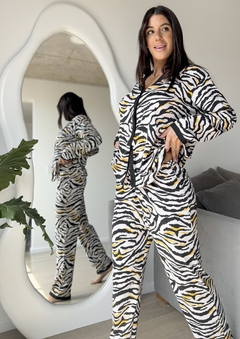 PIJAMA KIMONO CEBRA RAYAS AMARILLAS + PANTUFLAS + CONJUNTO DE LENCERIA DE REGALO - comprar online