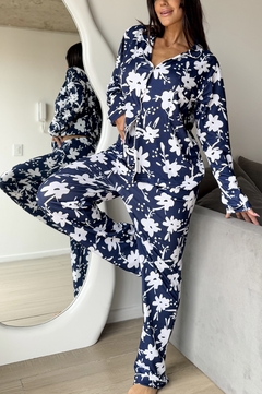 PIJAMA CAMISERO FLORES BLANCAS Y AZULES + CONJUNTO DE LENCERÍA DE REGALO - comprar online