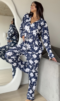 PIJAMA CAMISERO FLORES BLANCAS Y AZULES + CONJUNTO DE LENCERÍA DE REGALO - Clotilde