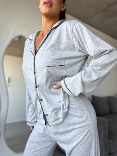 PIJAMA CAMISERO GRIS MELANGE + CONJUNTO DE LENCERÍA DE REGALO