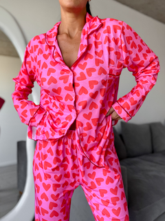 PRE VENTA PIJAMA CAMISERO CORAZONES FUCSIA + CONJUNTO DE LENCERÍA DE REGALO se entrega del 1 al 10 de Abril en internet