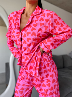 PRE VENTA PIJAMA CAMISERO CORAZONES FUCSIA + CONJUNTO DE LENCERÍA DE REGALO se entrega del 1 al 10 de Abril - Clotilde
