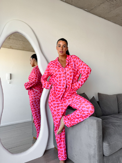 Imagen de PIJAMA CAMISERO CORAZONES FUCSIA + CONJUNTO DE LENCERÍA DE REGALO entregas programadas 30-4