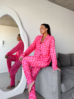 PIJAMA CAMISERO CORAZONES FUCSIA + CONJUNTO DE LENCERÍA DE REGALO entregas programadas 30-4