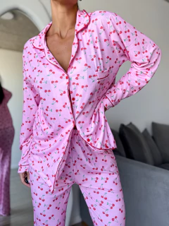 PIJAMA CAMISERO CEREZAS ROSITA + CONJUNTO DE LENCERÍA DE REGALO se entrega 30 de Abril
