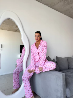 PIJAMA CAMISERO CEREZAS ROSITA + CONJUNTO DE LENCERÍA DE REGALO se entrega 30 de Abril - Clotilde