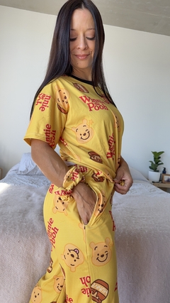 Pijama Winnie + scrunchie + 1 par de medias de regalo en internet