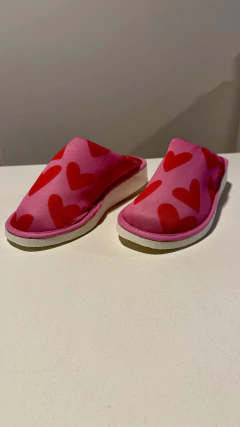 PANTUFLAS CLÁSICAS CORAZONES FUCSIA en internet