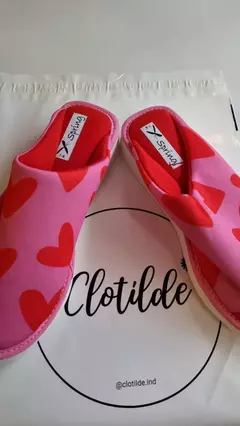 Kit pijama + par de pantuflas corazones + lencería de regalo. en internet