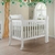 Berço Americano 3 em 1 Lila Branco da Carolina Baby em um quarto decorado com tema de floresta.