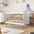 Berço 3 em 1 Retrô Lígia Branco Carolina Baby em um quarto infantil decorado.
