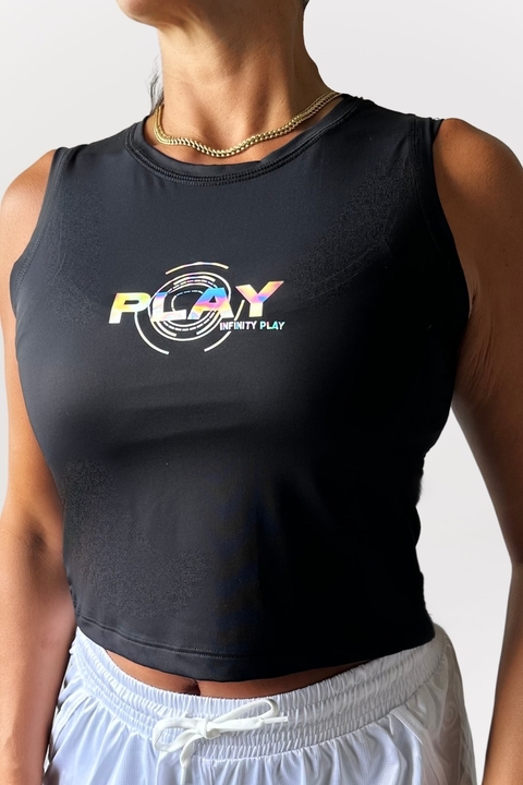 Modelo de frente utilizando o cropped Play Preto.