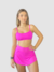Modelo usando o Top Fin Pink em pose frontal, mostrando o visual completo do top com caimento confortável e estiloso.
