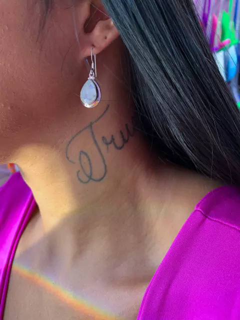 Brinco gancho furta cor