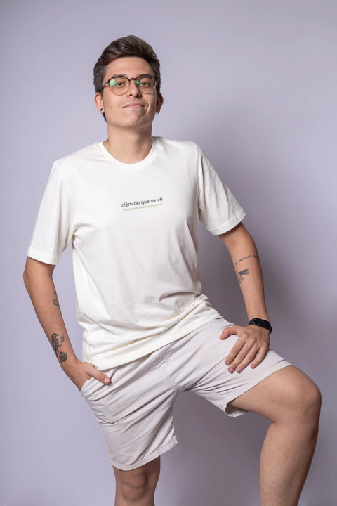 Camiseta Unissex Off White Além Do Que Se Vê - comprar online