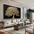 Quadro decorativo "Árvore da Vida" em fundo preto, com folhas douradas, em um ambiente moderno e elegante.