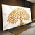 Quadro decorativo com uma árvore dourada em estilo marmorizado, ideal para decorar salas, quartos ou escritórios.