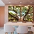 Dois quadros decorativos com a imagem de uma árvore imponente em um ambiente moderno de sala de jantar.