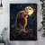 Quadro decorativo de um leão majestoso sob a luz da lua, com um fundo estrelado e rochas.